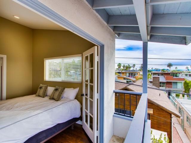 um quarto com uma cama e uma varanda em Bonair Beach House em San Diego