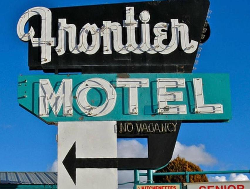 una señal para una morgue Michigan con una flecha en Frontier Motel, en Cuba