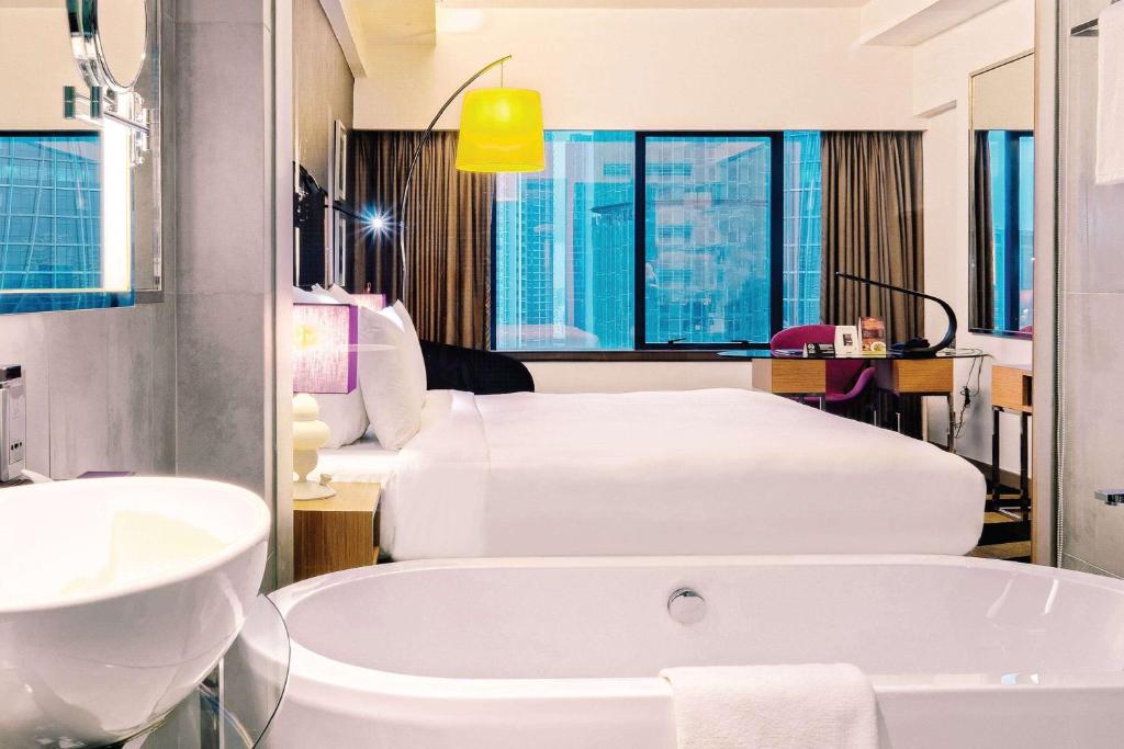 łazienka z 2 łóżkami i wanną w obiekcie Wyndham Grand Bangsar Kuala Lumpur w Kuala Lumpur