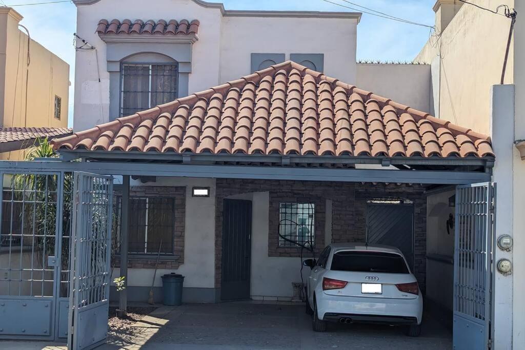 un'auto parcheggiata di fronte a una casa di Loft ITSON: Comodidad + Asador a Ciudad Obregón
