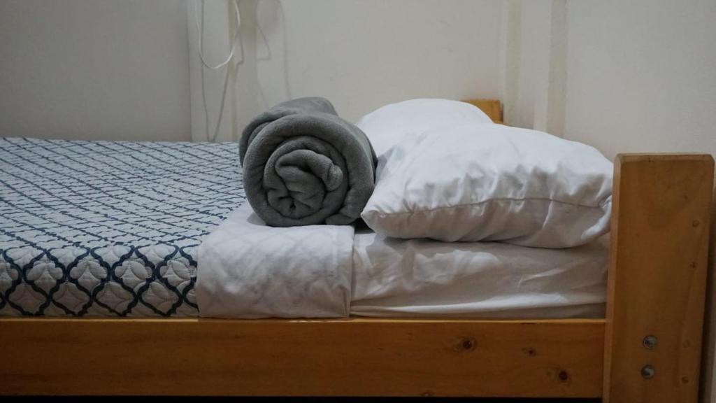uma cama com um cobertor e almofadas em XXX BLUE PARADISE - Rio Celeste Dreams em Bijagua