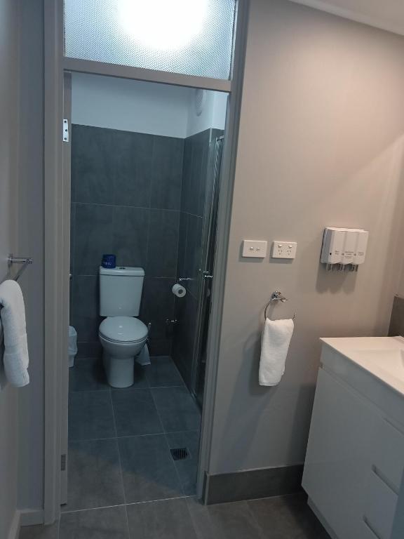 Koupelna v ubytování Solomon Inn Motel Figtree