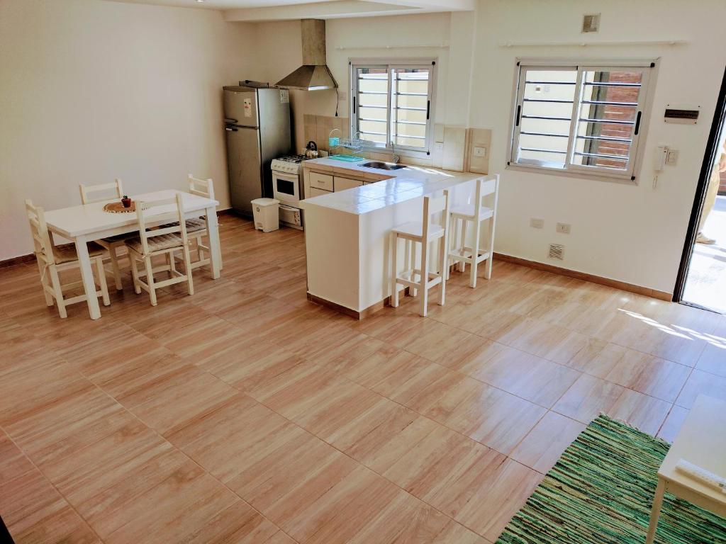 洛馬斯德薩莫拉的住宿－Amplio dúplex en Lomas con cochera，厨房设有厨房岛和桌子。