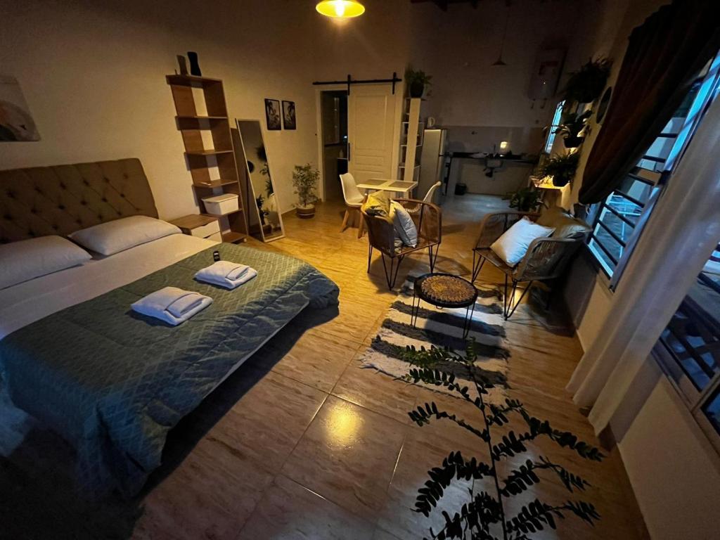 - une chambre avec un lit et 2 serviettes dans l'établissement Hospedaje Güemes Casa Teresa, à Máximo Paz