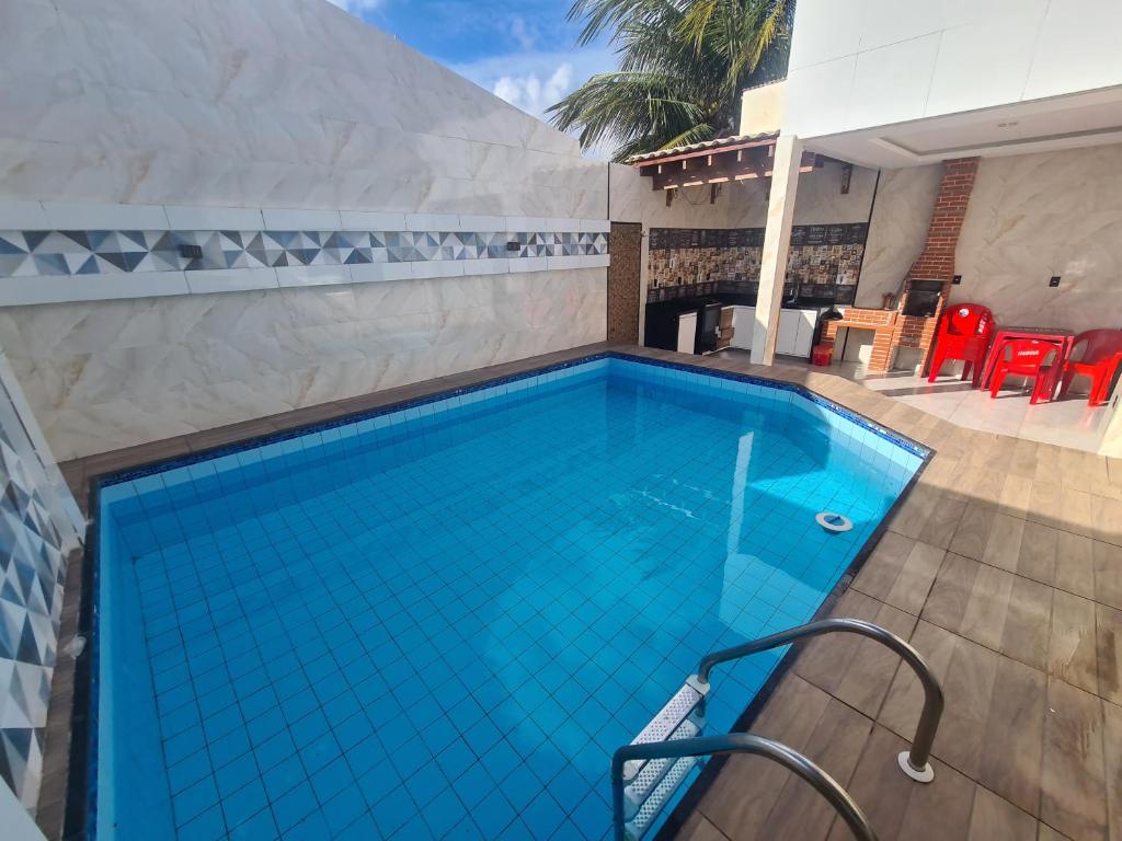 een groot zwembad met een blauw zwembad bij Casa Mar Aruana in Aracaju