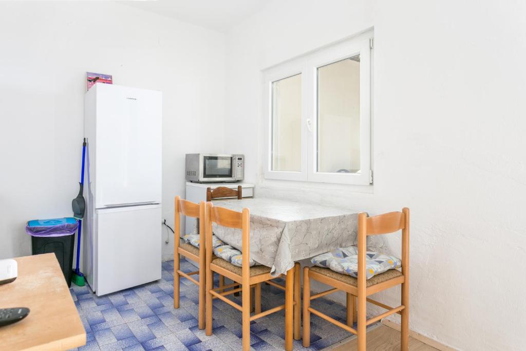 Kuchyňa alebo kuchynka v ubytovaní Apartments by the sea Drasnice, Makarska - 14129