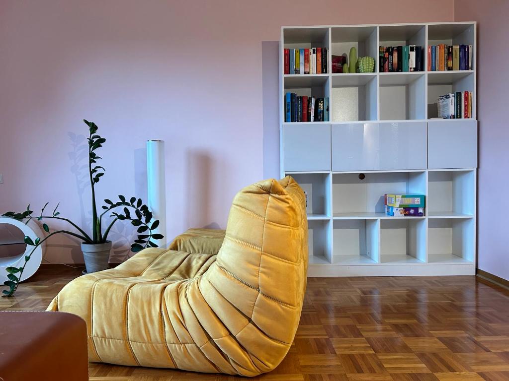 ein Wohnzimmer mit Sofa und Bücherregal in der Unterkunft Kraewelhof in Schrozberg
