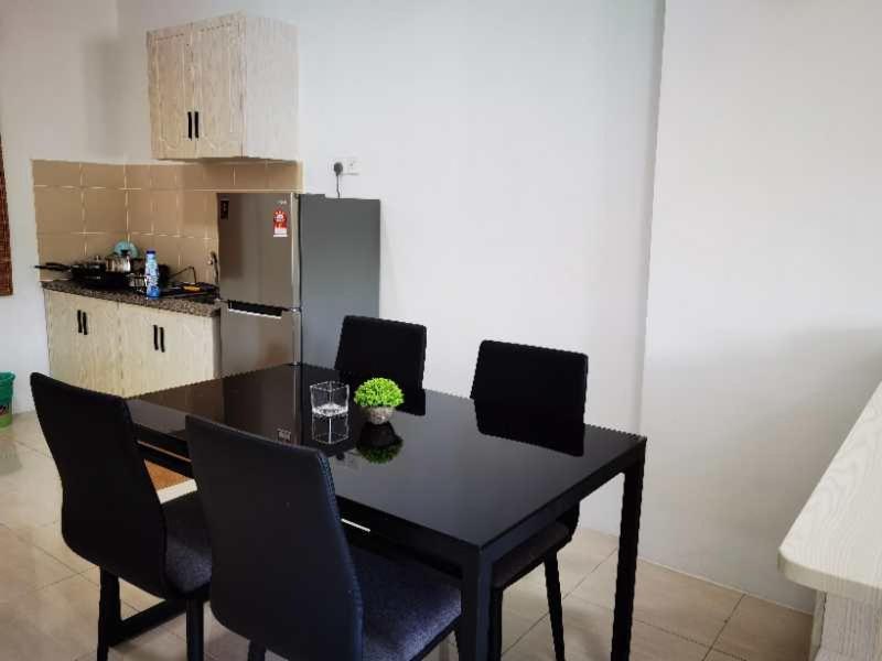 Kuchyň nebo kuchyňský kout v ubytování Homestay Pangsapuri Simfoni 3BR 7Pax Kuah Langkawi