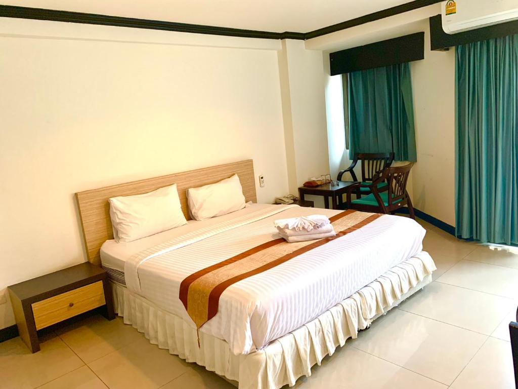 Postel nebo postele na pokoji v ubytování Tanawit Hotel Hua Hin