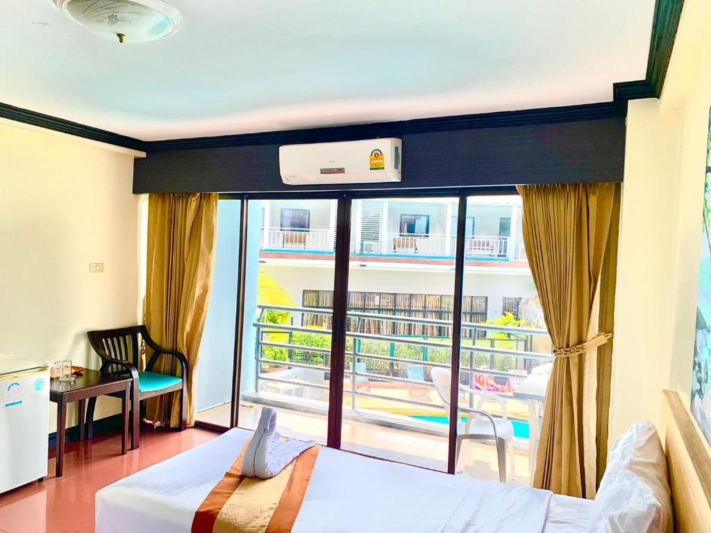 Postel nebo postele na pokoji v ubytování Tanawit Hotel Hua Hin