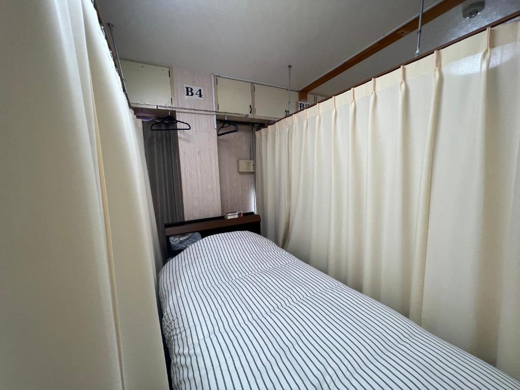 ゲストハウス　アロマ - 女性の寮の部屋のシングルベッド