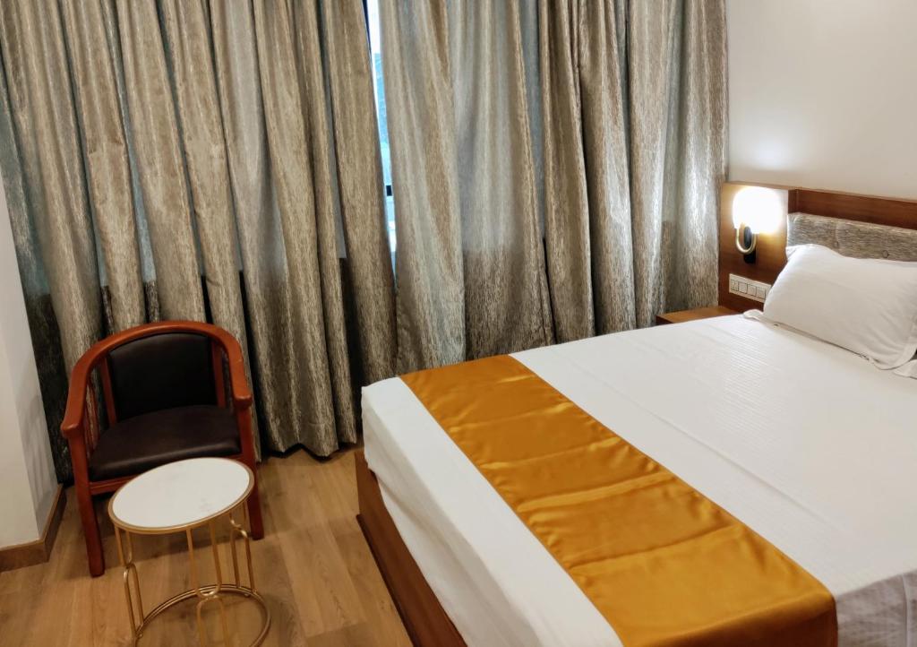 Postel nebo postele na pokoji v ubytování Astro Marine Hospitality Pvt Ltd