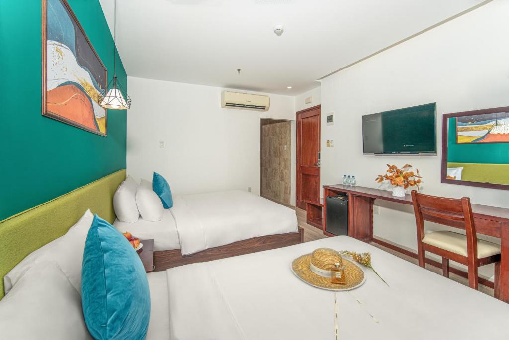 TV a/nebo společenská místnost v ubytování May Beach Hotel