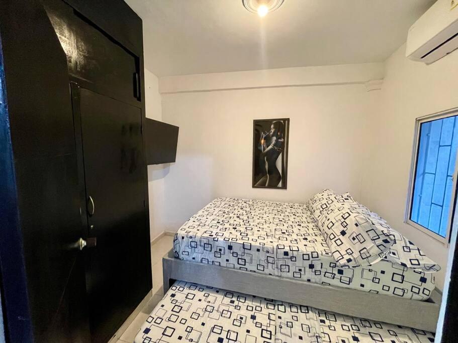 a bedroom with two beds and a window at Apartamento en zona de Torices in Cartagena de Indias