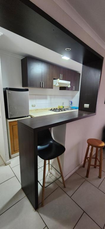 a kitchen with a counter with a black counter top at Chinchorro in Arica