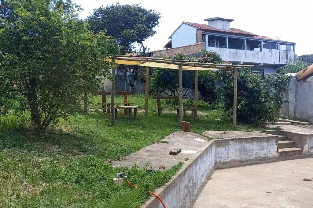 un patio trasero con una mesa de picnic y un pabellón en Casa cânions Furnas en São José da Barra