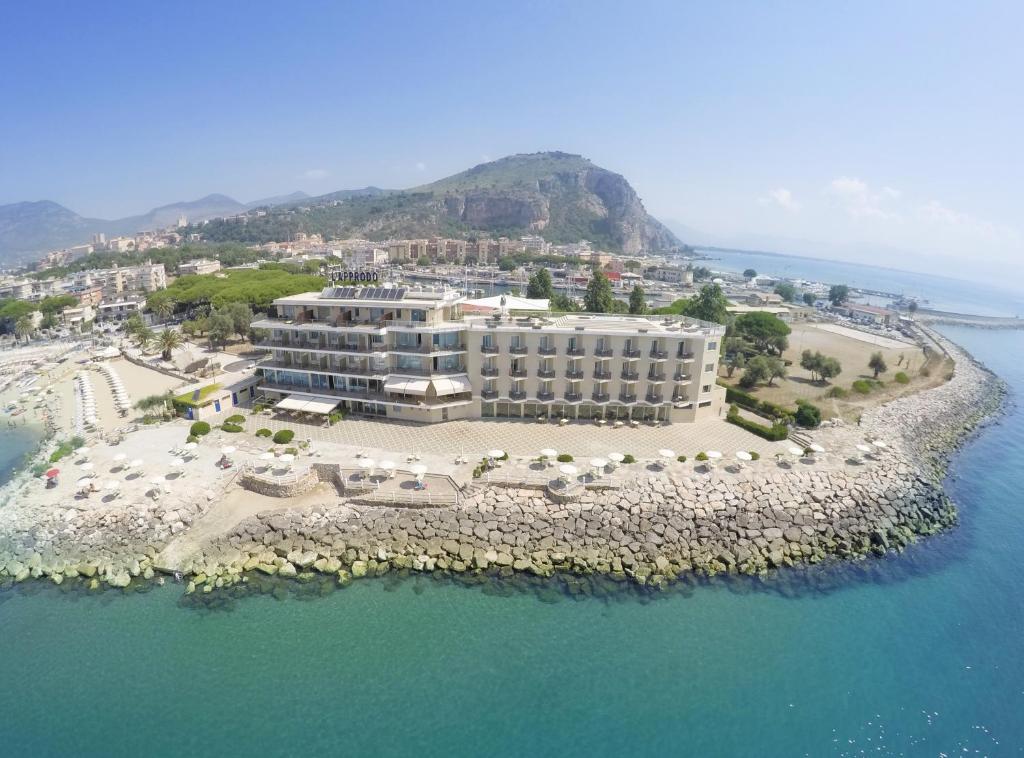 una vista aérea de un hotel en una isla en el agua en Grand Hotel L'Approdo en Terracina