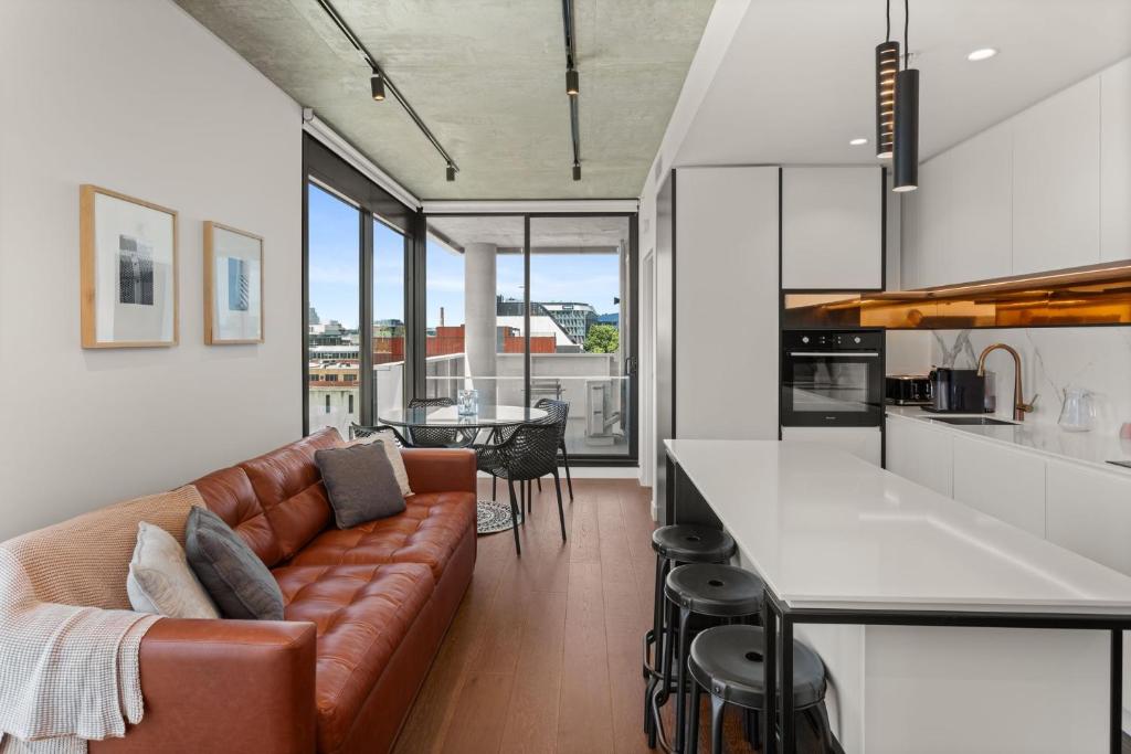 un soggiorno e una cucina con divano e tavolo di Boutique Stays - Camillea a Melbourne