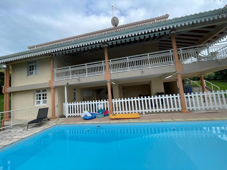 Bazén v ubytování Studio Rez de villa avec piscine nebo v jeho okolí