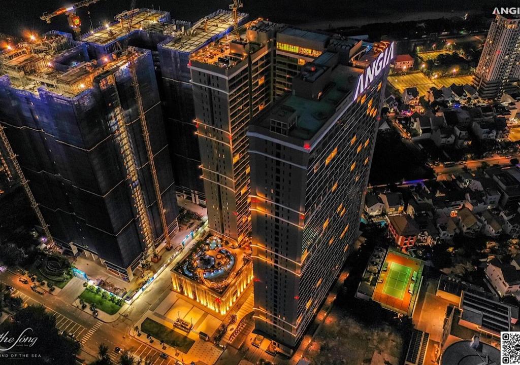 una vista aérea de un edificio alto por la noche en The Song VT Beach Apartment en Vung Tau