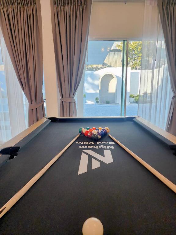 Biliár nebo kulečník v ubytování Niyham Pool Villa