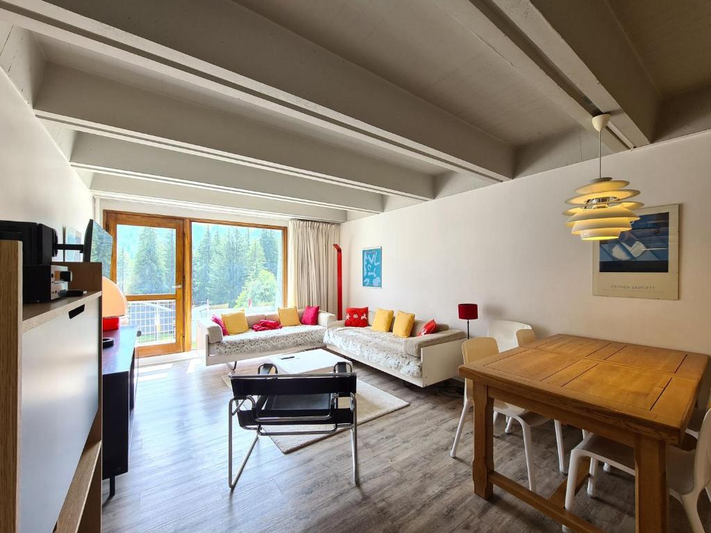 un salon avec une table et un canapé dans l'établissement Appartement confort proche pistes, WIFI gratuit, 8 pers, Flaine - FR-1-425-211, à Arâches-la-Frasse