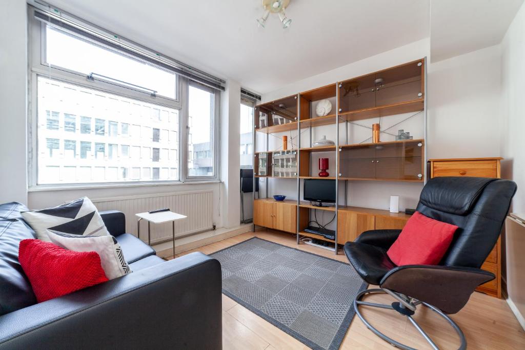 a living room with a couch and two chairs at Shiny 1BR Flat in Fitzrovia, 2 min to Tube in London