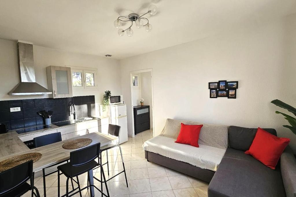un salon avec un canapé et une table dans l'établissement Beautiful T2 - close to the sea, à La Seyne-sur-Mer