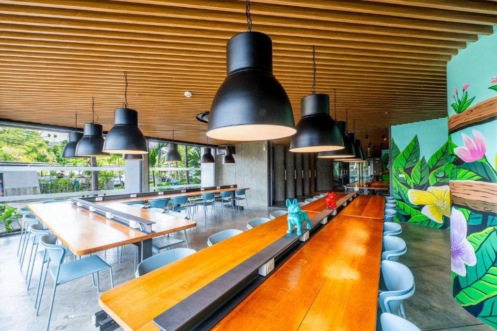 Um restaurante ou outro lugar para comer em HOMA Phuket Town