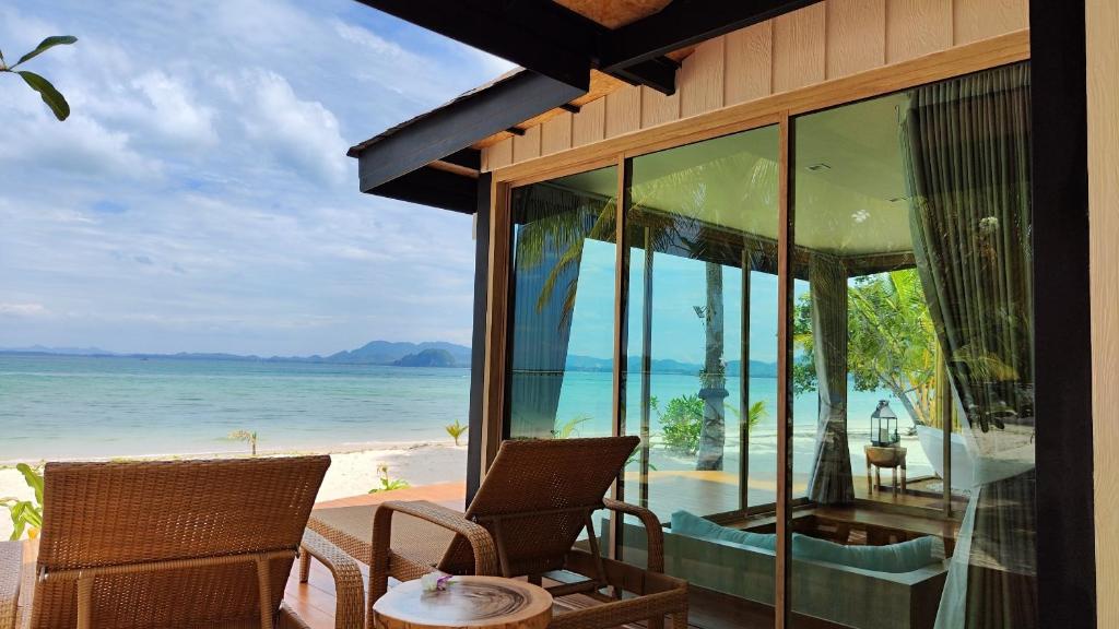 a room with a view of the beach and the ocean at Koh Mook Sivalai Beach Resort in Ko Mook