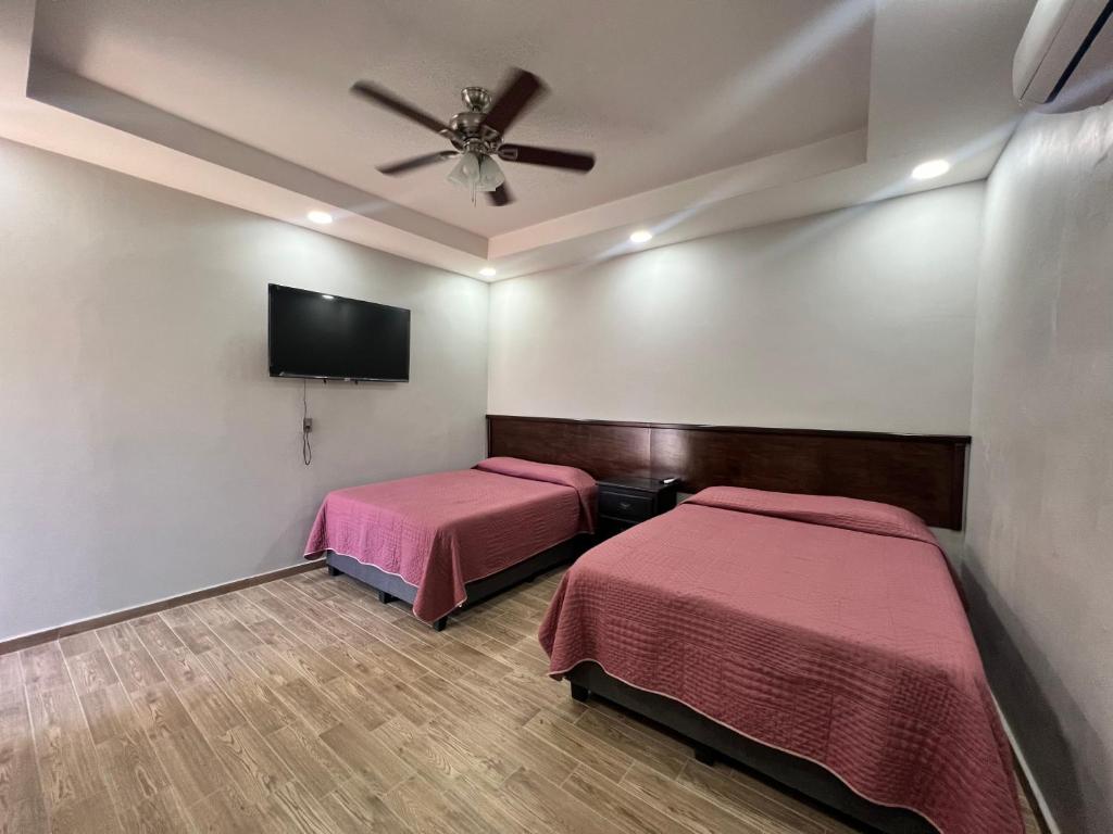 Giường trong phòng chung tại Hotel Los pinos Inn