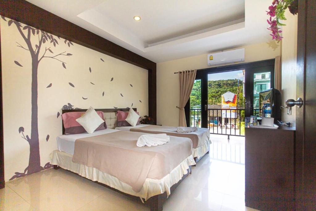 Postel nebo postele na pokoji v ubytování KRABI MORE HOTEL