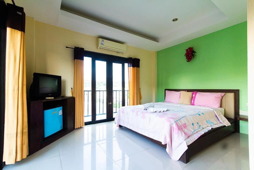 Postel nebo postele na pokoji v ubytování KRABI MORE HOTEL