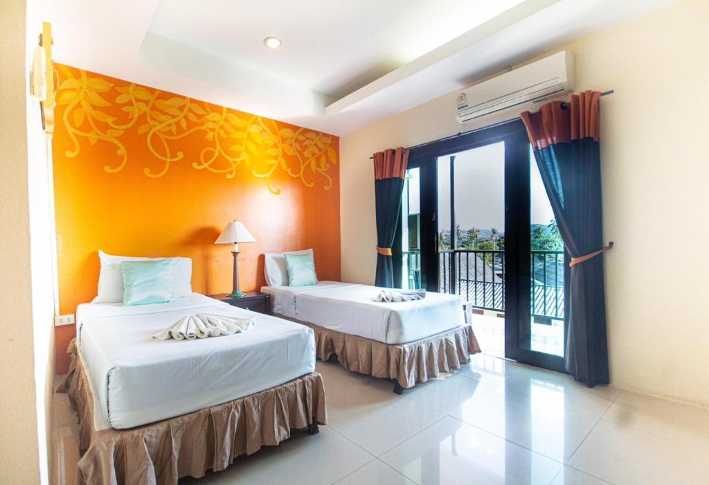 Postel nebo postele na pokoji v ubytování KRABI MORE HOTEL