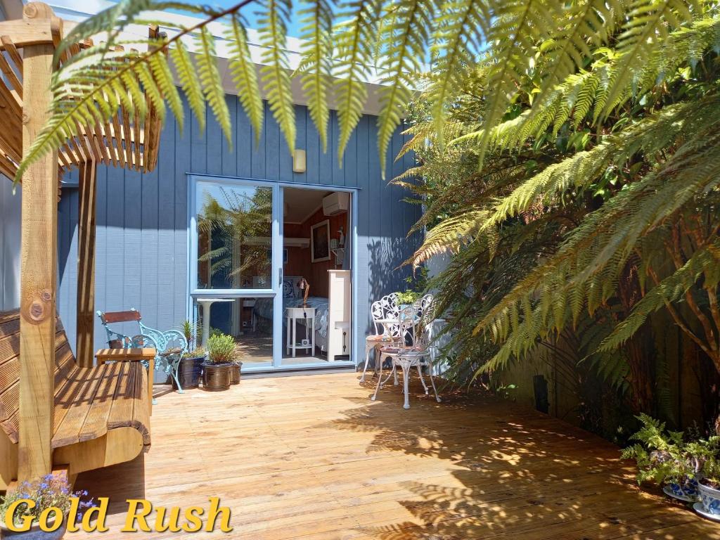 un porche de una casa con terraza de madera en Charleston Goldfields Accommodation, en Charleston