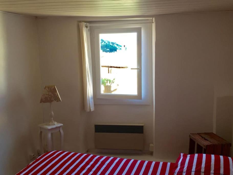 - une chambre avec un lit et une fenêtre dans l'établissement Maison&jardin charmant&typique au cœur du Conflent, à Sahorre