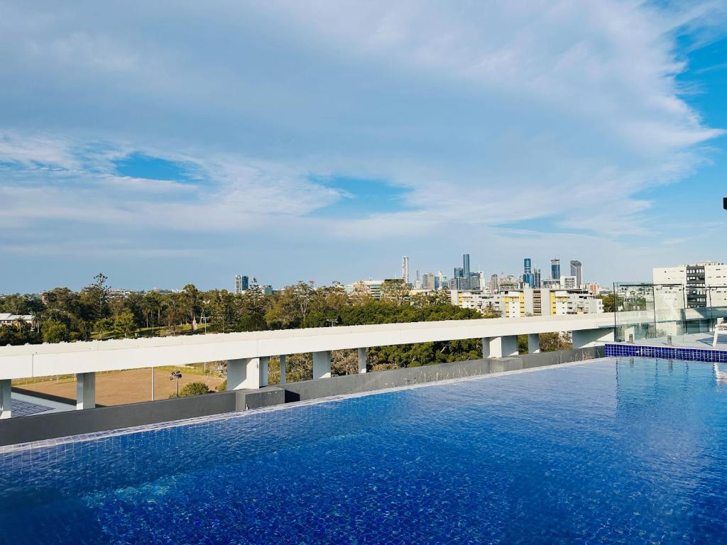 une piscine sur le toit d'un bâtiment dans l'établissement Cityscape Oasis Homes at Toowong Precinct, à Brisbane