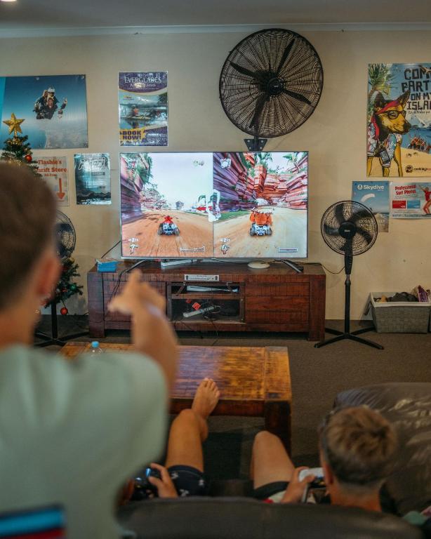 TV a/nebo společenská místnost v ubytování Noosa Flashpackers