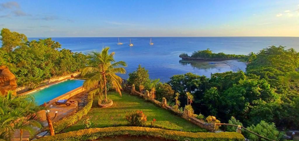 una mansión con vistas al océano en Camotes Serenity, en Islas Camotes