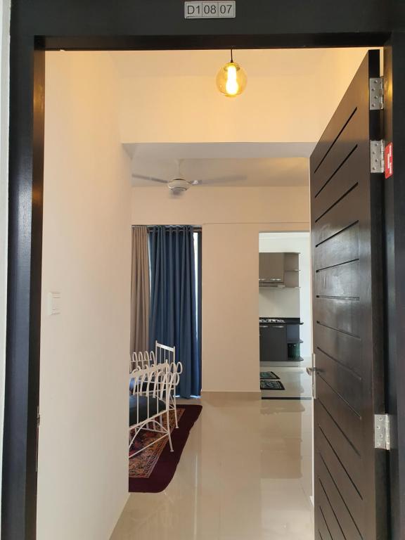 un couloir menant à un salon et une cuisine dans l'établissement CoolView Colombo, à Colombo