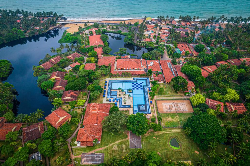 een luchtzicht op een huis met een zwembad bij Club Palm Bay in Marawila