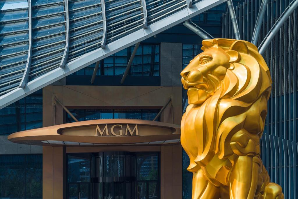 een gouden leeuwenbeeld voor het mgm-gebouw bij MGM Shanghai West Bund in Shanghai