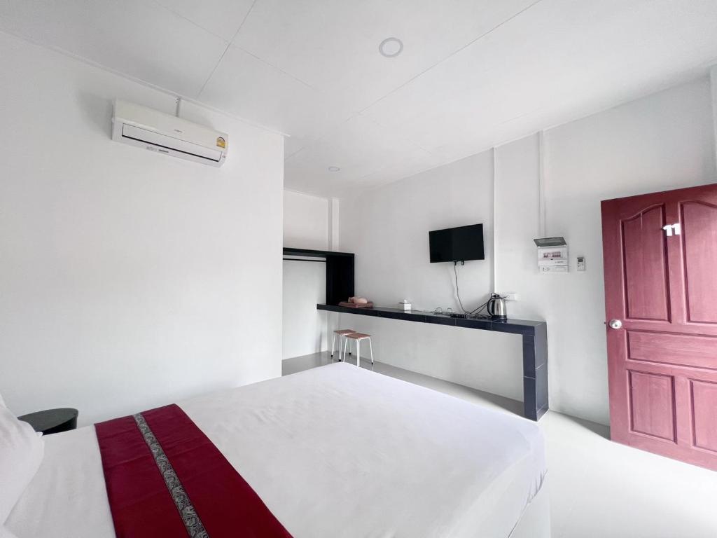 的住宿－MP Resort，一间卧室设有一张床和一扇红色的门