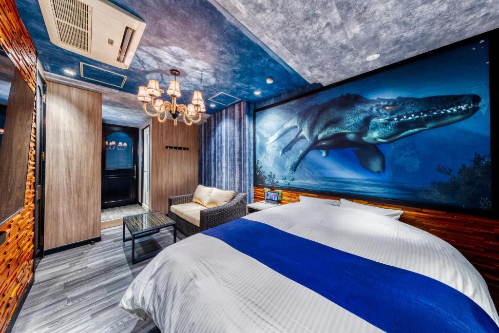 Hotel Artia Dinosaur hirakata -Adult Only في هيراكاتا: غرفة نوم مع لوحة ديناصور على الحائط