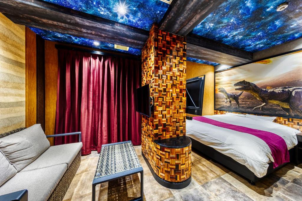 Postel nebo postele na pokoji v ubytování Hotel Artia Dinosaur hirakata -Adult Only
