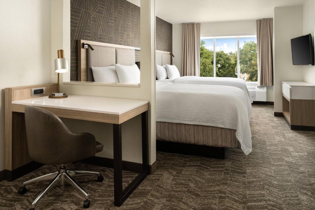 Postel nebo postele na pokoji v ubytování SpringHill Suites Dallas Arlington North