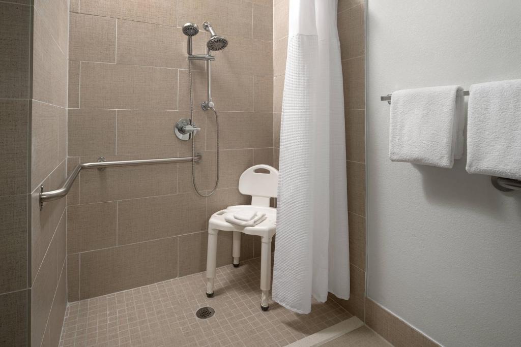 Koupelna v ubytování SpringHill Suites Dallas Arlington North