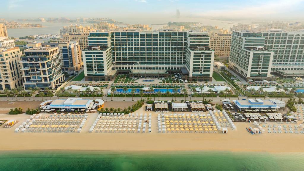 een luchtzicht op een resort met een strand en gebouwen bij Marriott Resort Palm Jumeirah, Dubai in Dubai