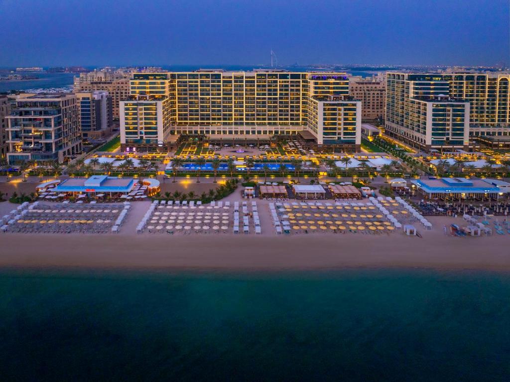 Nespecifikovaný výhled na destinaci Dubaj nebo výhled na město při pohledu z rezortu