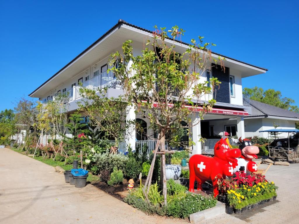 uma casa com um jardim em frente em Swiss Resort em Ban Phe